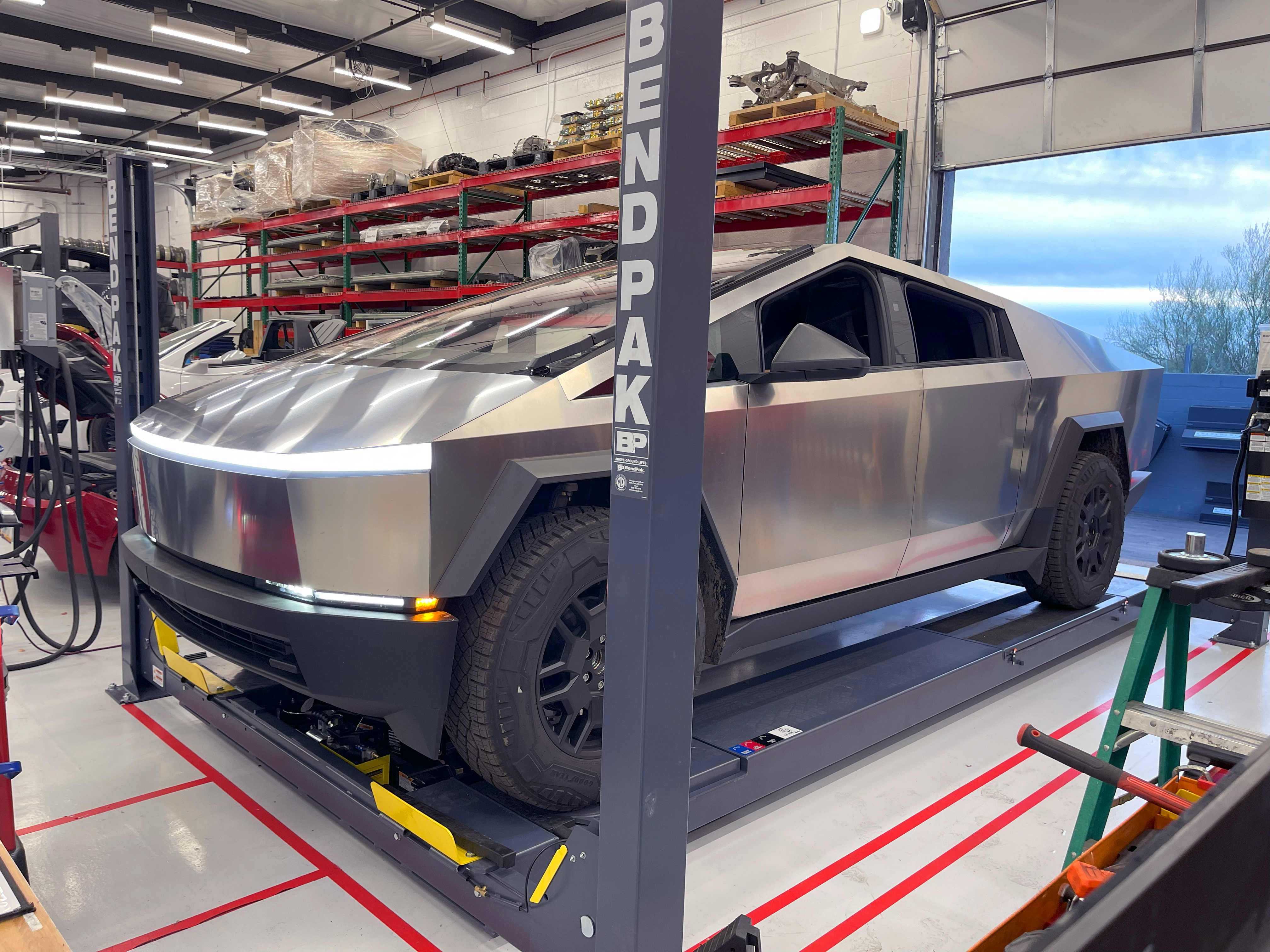 Integrated Turn Plates and Rear Slip Plates for Free-Floating Alignment
