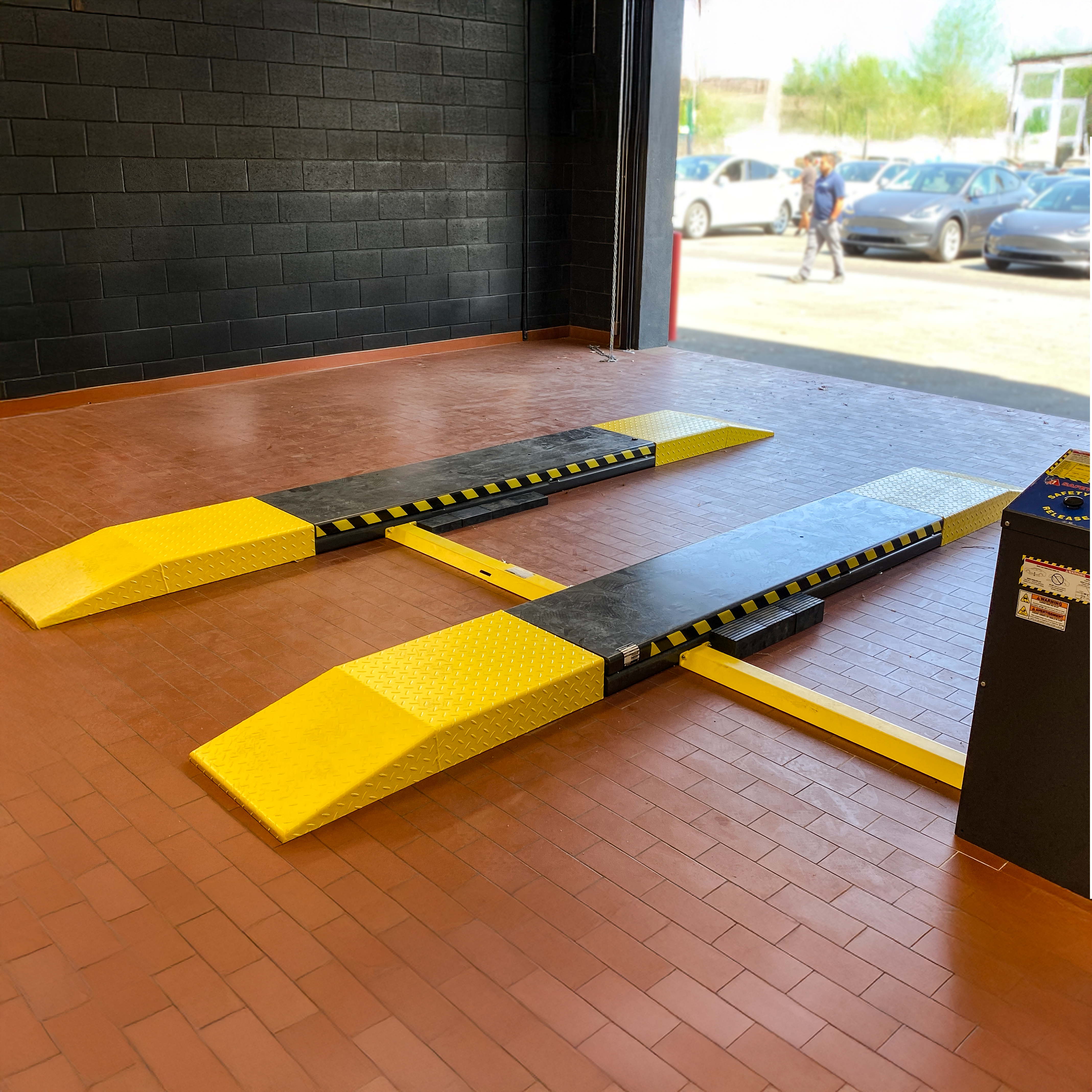 Pneumatic Kicker and Four-Cylinder Hydraulic Lift