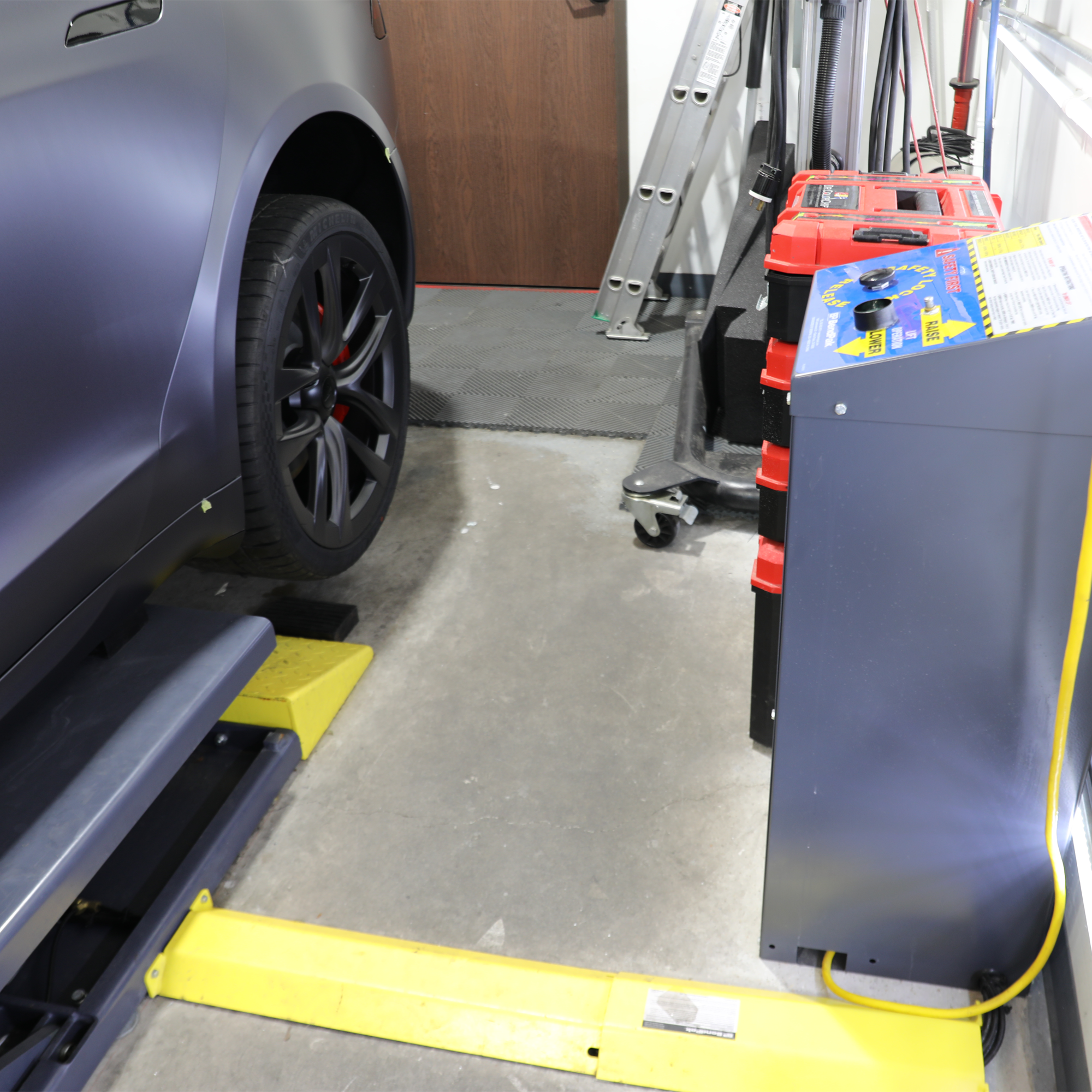 Four-Cylinder Hydraulic Power with Level Platform Control