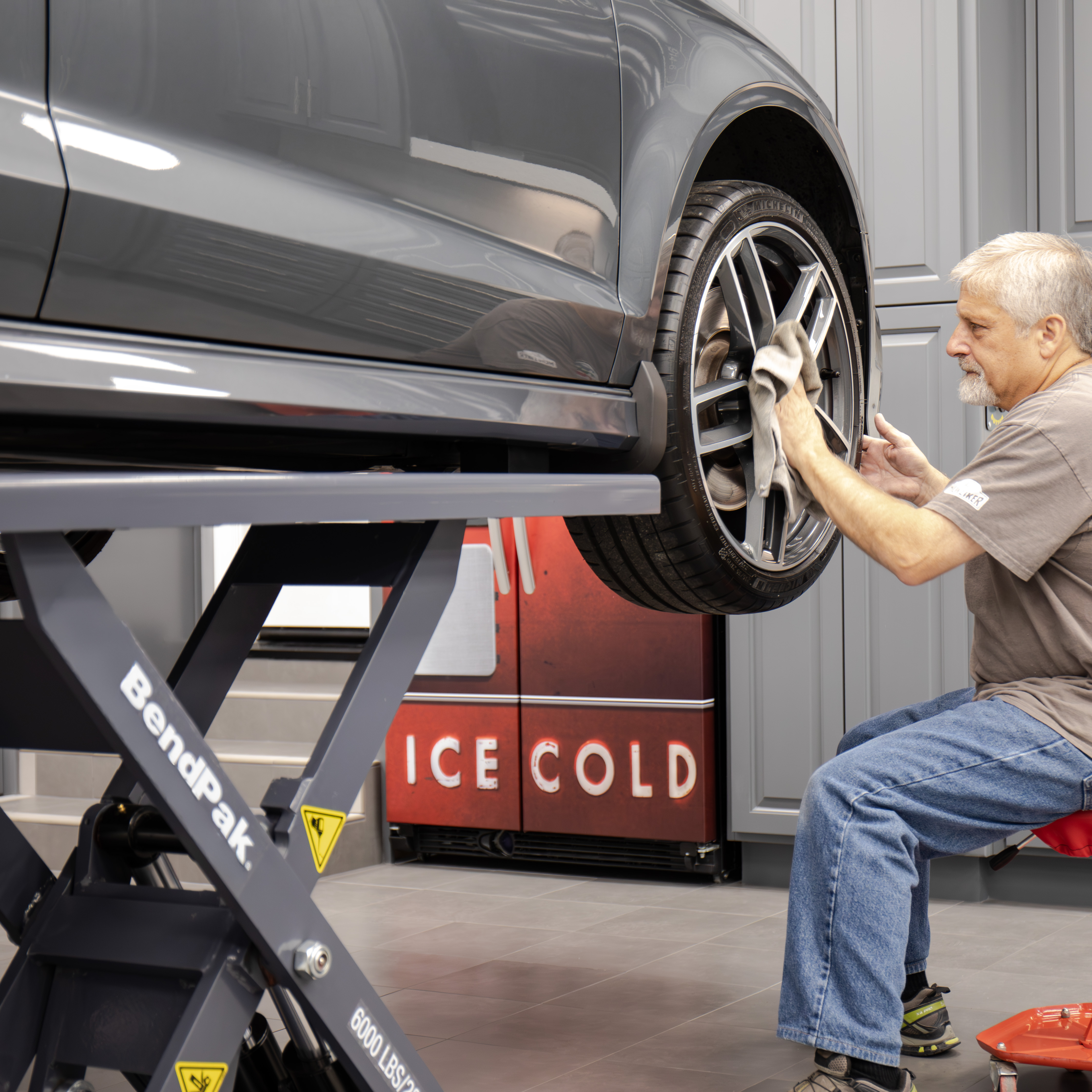 Four Hydraulic Cylinders for Balanced Platform Movement