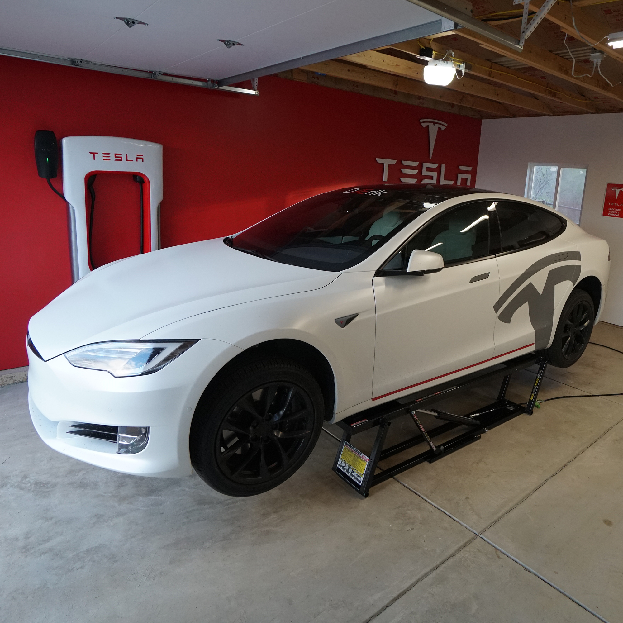Built for Long-Wheelbase Electric Vehicle Lift Points